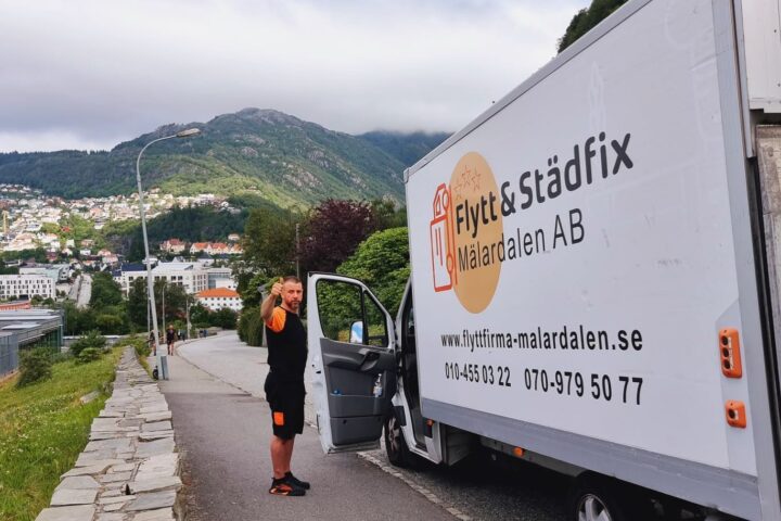 Flyttbil och personal i Norge
