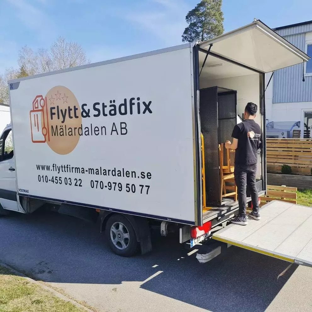 Flyttbil som lastas