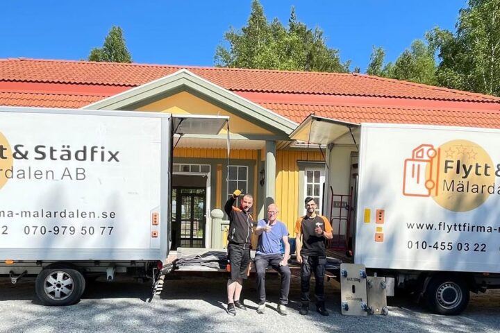 Två flyttbilar utanför ett hus